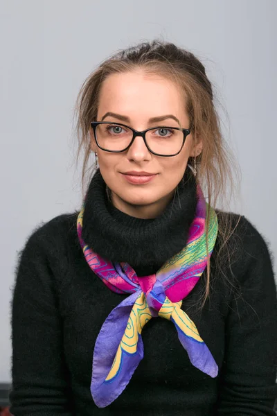 Hermosa chica en gafas sobre un fondo gris . —  Fotos de Stock