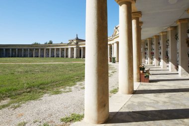 Presana, İtalya - 13 Temmuz 2017: Mezarlık S. Maria.