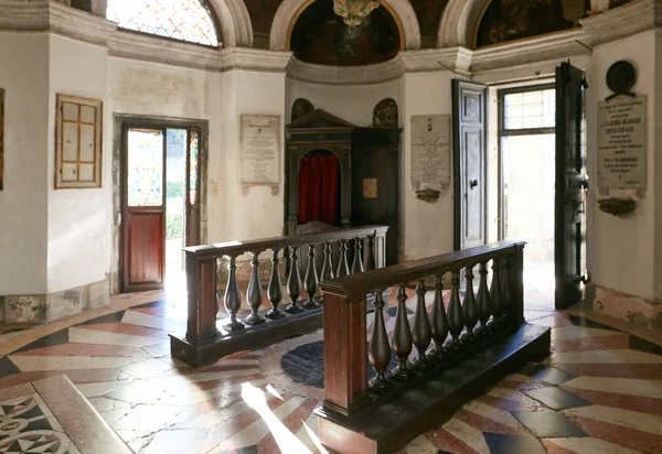 Monselice, Itália - 13 de julho de 2017: Villa Dudo e a Igreja de São Jorge. Interior . — Fotografia de Stock