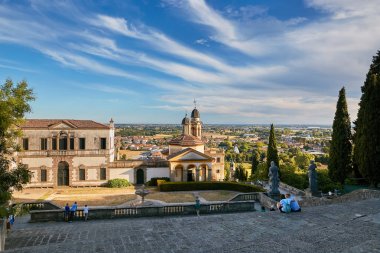 Monselice, İtalya - 13 Temmuz 2017: Villa Dudo ve St. George Kilisesi.