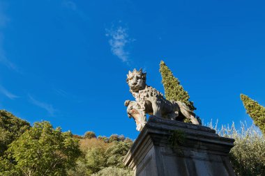 Monselice, İtalya - 13 Temmuz 2017: Villa Dudo. Heykeller giriş kapısı grubu.