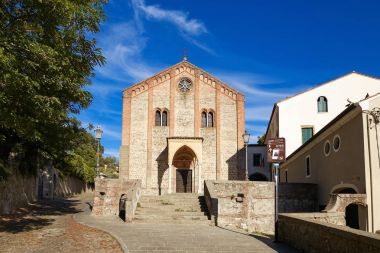 Monselice, İtalya - 13 Temmuz 2017: Cephe, eski Santa Giustina Katedrali Padova eyaletinin Monselice içinde.