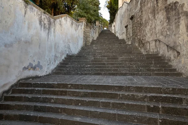 Monselice, İtalya - 13 Temmuz 2017: Villa Dudo. Merdiven bir ekzedra - yarım daire biçimli bir platform 1537 Monselice içinde Aziz 's kalmak anısına sonra Francis Xavier adında bir niş olduğunu.