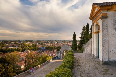 Monselice, İtalya - 13 Temmuz 2017: Tepeden tırnağa kırmızı çatılı manzara.