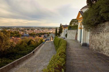 Monselice, İtalya - 13 Temmuz 2017: Tepeden tırnağa kırmızı çatılı manzara.