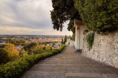 Monselice, İtalya - 13 Temmuz 2017: Tepeden tırnağa kırmızı çatılı manzara.