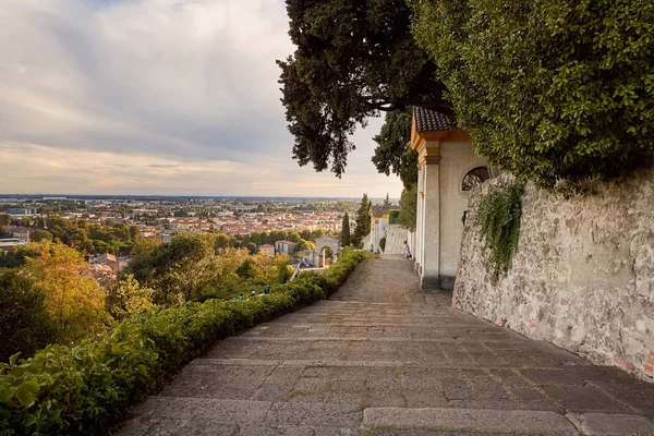 Monselice, İtalya - 13 Temmuz 2017: Tepeden tırnağa kırmızı çatılı manzara.