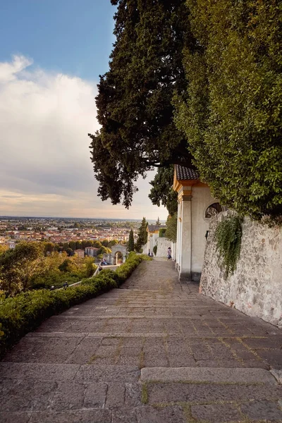 Monselice, İtalya - 13 Temmuz 2017: Tepeden tırnağa kırmızı çatılı manzara.