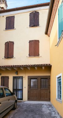 Monselice, İtalya - 13 Temmuz 2017: İtalyan evin küçük bir avlunun.