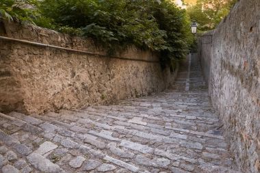 İtalya dar sokak taş adımları ile. Monselice, İtalya.