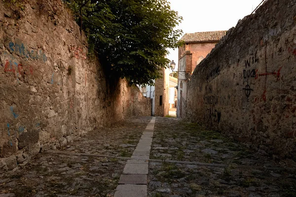 Узкая улица Италии со ступенями из камня. Монселиче, Италия . — стоковое фото
