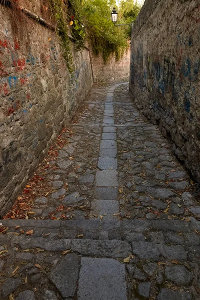 A narrow street of italy with steps of stone. Monselice, Italy. — Stock Photo, Image