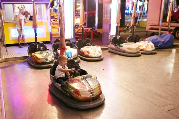 Montagnana, Italia - 14 de julio de 2017: un niño está montando en un parque de atracciones . —  Fotos de Stock