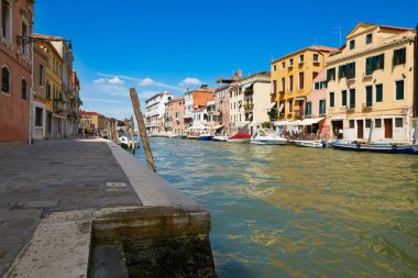 Venedik, İtalya - 14 Ağustos 2017: Tekneleri ve klasik binaları olan Venedik kanalı.