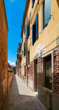 Venice, İtalya - 14 Ağustos 2017: Dar rahat sokaklarda Venedik.