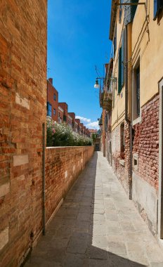 Venice, İtalya - 14 Ağustos 2017: Dar rahat sokaklarda Venedik.