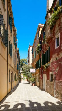 Venice, İtalya - 14 Ağustos 2017: Dar rahat sokaklarda Venedik.