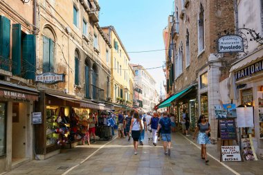 Venice, İtalya - 14 Ağustos 2017: Turist Venedik Dar sokaklarda bir sürü.