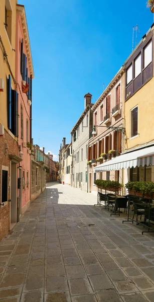 Veneza, Itália - 14 de agosto de 2017: Os cafés acolhedores de Veneza . — Fotografia de Stock