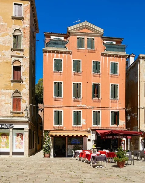 Venecia, Italia - 14 de agosto de 2017: Los acogedores cafés de Venecia . —  Fotos de Stock