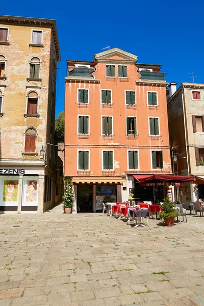 Venecia, Italia - 14 de agosto de 2017: Los acogedores cafés de Venecia . —  Fotos de Stock
