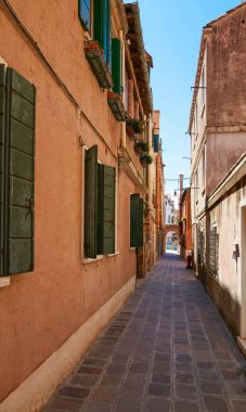 Venice, İtalya - 14 Ağustos 2017: Dar rahat sokaklarda Venedik.