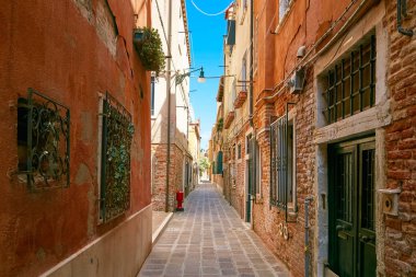 Venice, İtalya - 14 Ağustos 2017: Dar rahat sokaklarda Venedik.