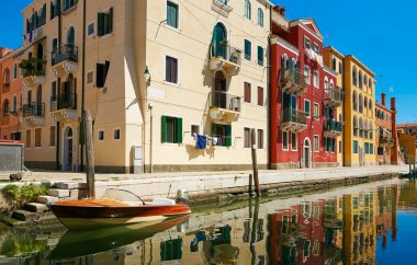 Venedik, İtalya - 14 Ağustos 2017: Tekneleri ve klasik binaları olan Venedik kanalı.