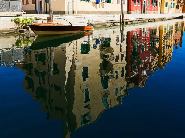 Venezia, 14 agosto 2017: Canale di Venezia con barche ed edifici classici. — Foto Stock