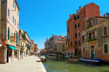 Venedik, İtalya - 14 Ağustos 2017: Tekneleri ve klasik binaları olan Venedik kanalı.
