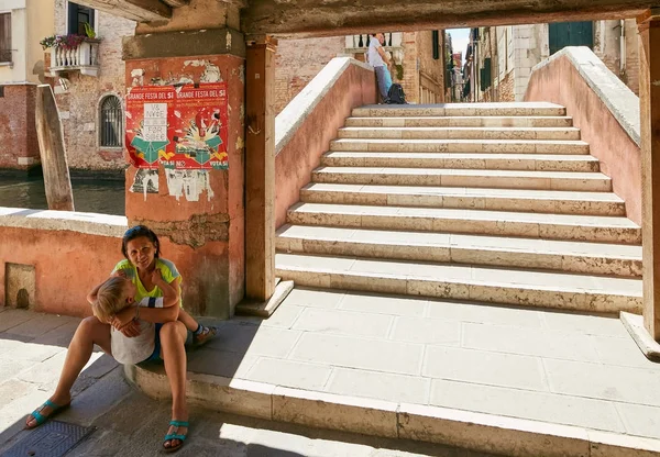 Venice, İtalya - 14 Ağustos 2017: turistlerin dinlenme köprü gölgesinde.