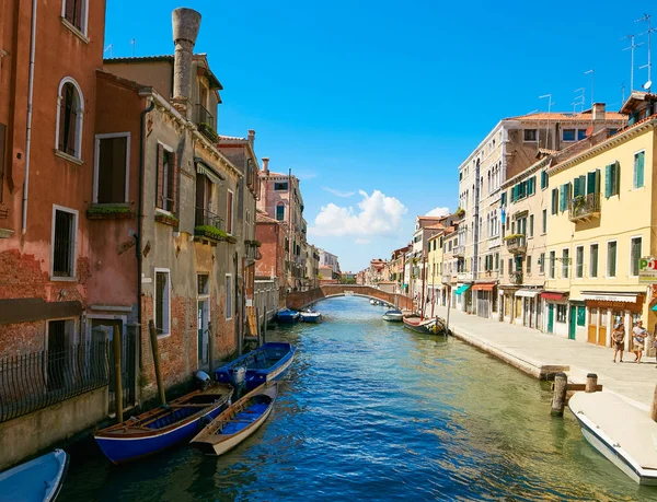 Venedik, İtalya - 14 Ağustos 2017: Tekneleri ve klasik binaları olan Venedik kanalı.