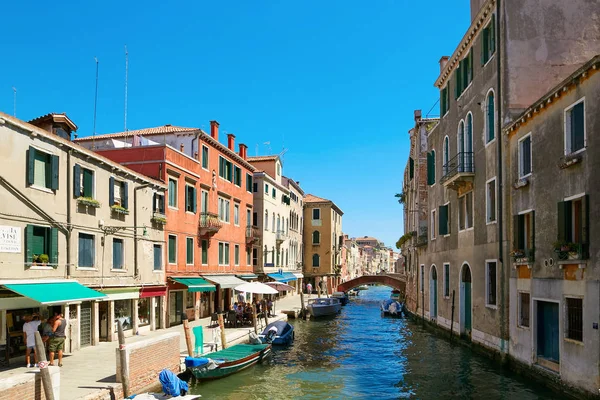 Venedik, İtalya - 14 Ağustos 2017: Tekneleri ve klasik binaları olan Venedik kanalı.