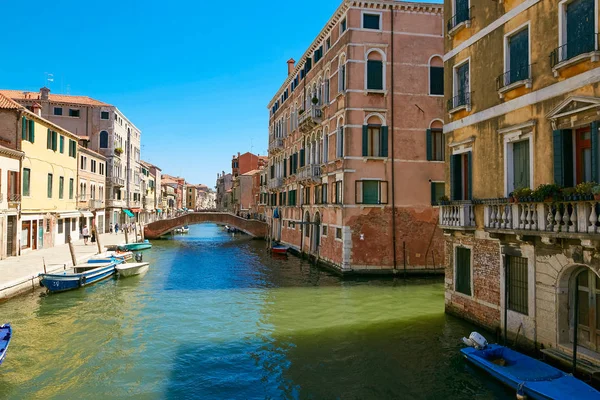 Venedik, İtalya - 14 Ağustos 2017: Tekneleri ve klasik binaları olan Venedik kanalı.