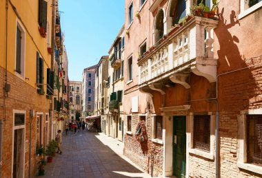 Venice, İtalya - 14 Ağustos 2017: Dar rahat sokaklarda Venedik.