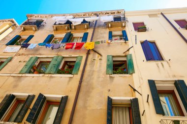 Venice, İtalya - 14 Ağustos 2017: windows clothesline halatlar ile çok öykülü bir konut binasının.
