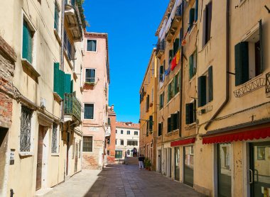 Venice, İtalya - 14 Ağustos 2017: Dar rahat sokaklarda Venedik.