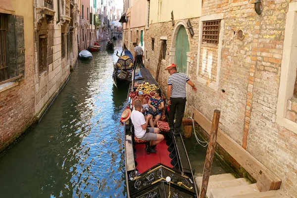 Венеція, Італія - 14 серпня 2017: Gondolier з каналами Венеції для туристів. — стокове фото