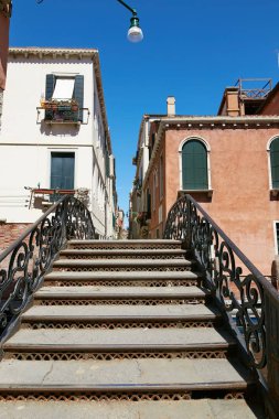 Venice, İtalya - 14 Ağustos 2017: Venedik kanalına küçük bir köprüden.