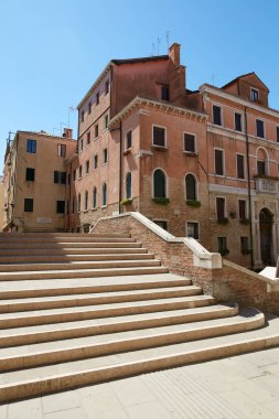 Venedik, İtalya - 14 Ağustos 2017: Venedik 'te bir apartmanın klasik yapısı.