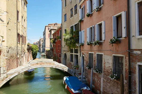 Wenecja, Włochy - 14 sierpnia 2017: mały most przez kanał przecinający. — Zdjęcie stockowe