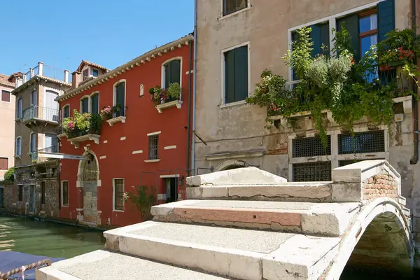 Venecia, Italia - 14 de agosto de 2017: un pequeño puente sobre el canal veneciano . — Foto de Stock