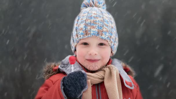 Мальчик Вязаной Зимней Шляпе Конфетками — стоковое видео