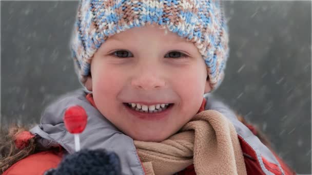 キャンディ キャンディとニット冬の帽子の少年 — ストック動画