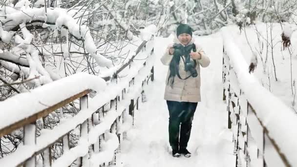 Lady Fotograaf Sneeuwval Natuur — Stockvideo