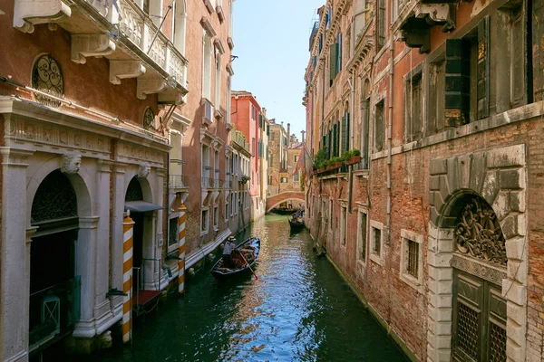 Venedig, Italien - 14 augusti 2017: Venedigkanalen med båtar och klassiska byggnader. — Stockfoto