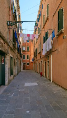 Venice, İtalya - 14 Ağustos 2017: windows clothesline halatlar ile çok öykülü bir konut binasının.