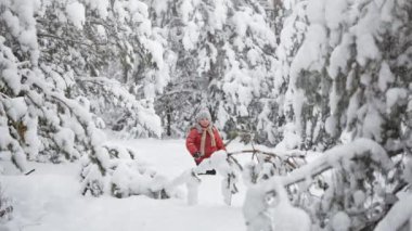 Aralık ayında bir kar fırtınası. karlı bir orman içindeki çocuk.