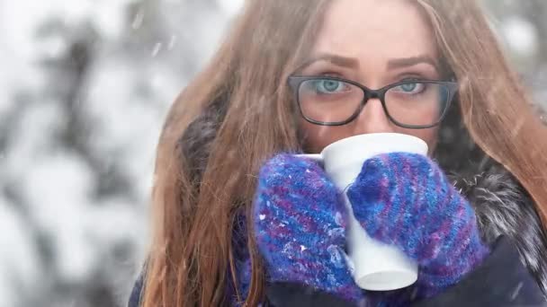 Chica Con Una Taza Nieve — Vídeo de stock