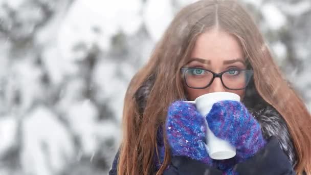 Chica Con Una Taza Nieve — Vídeo de stock
